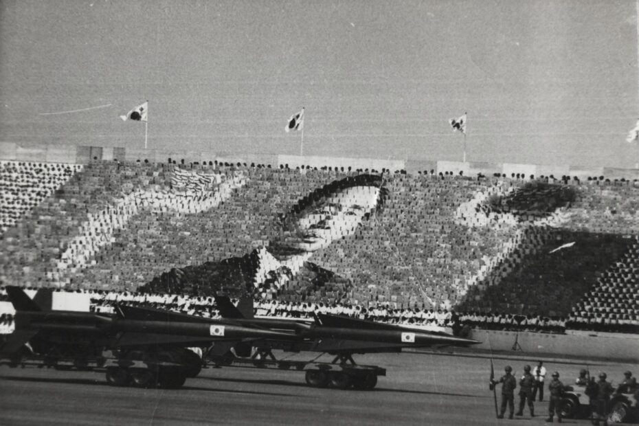 Dia das Forças Armadas 1973 / Foto de Baek Jong-sik, Wikmedia Commons